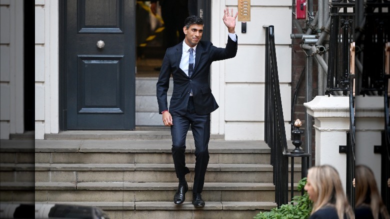 Rishi Sunak greets people the day he becomes U.K. PM