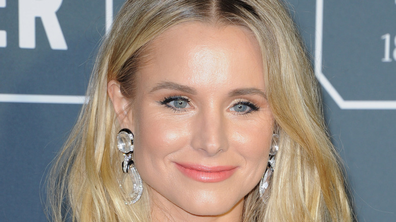 Kristen Bell keeps makeup minimal