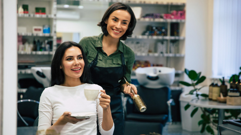 woman talking to hairstylist