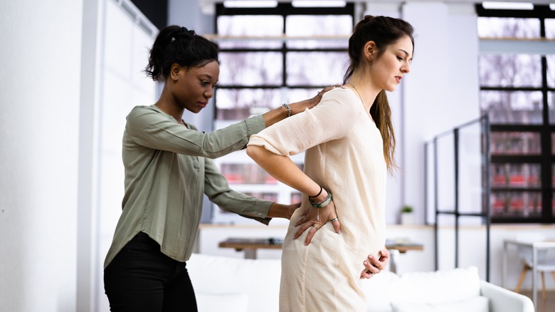 doula helping pregnant woman