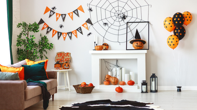 Simple Halloween decor with balloons