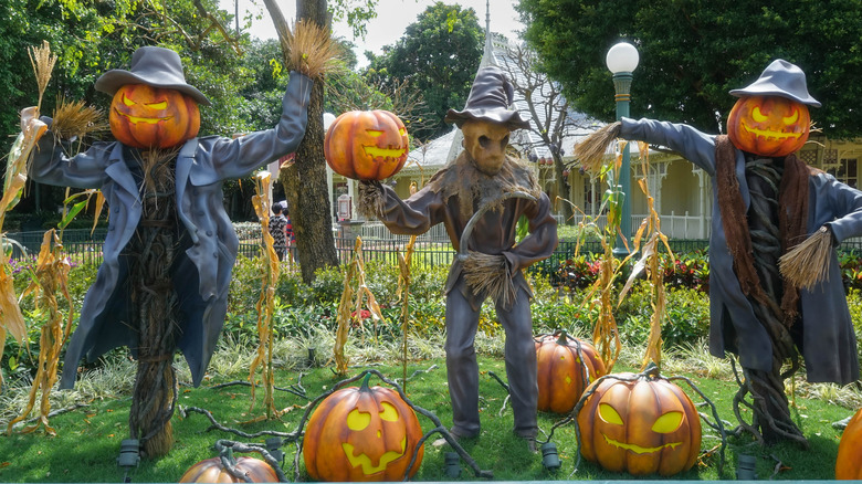 Scarecrows and jack-o'-lanterns in garden