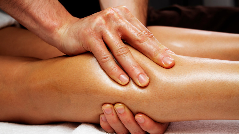 Lymphatic drainage massage by the knee