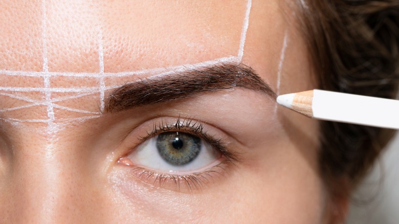 woman mapping out eyebrow