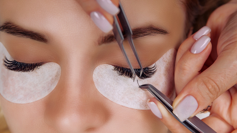 woman getting eyelash extensions