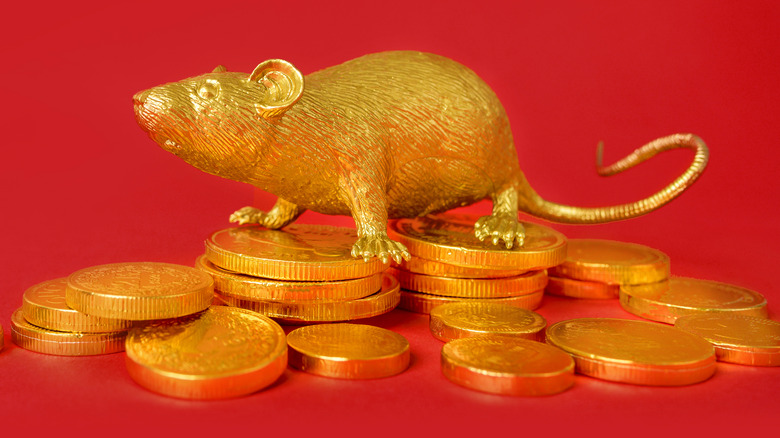 Statue of golden of a rat