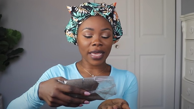 Black woman pouring chebe powder