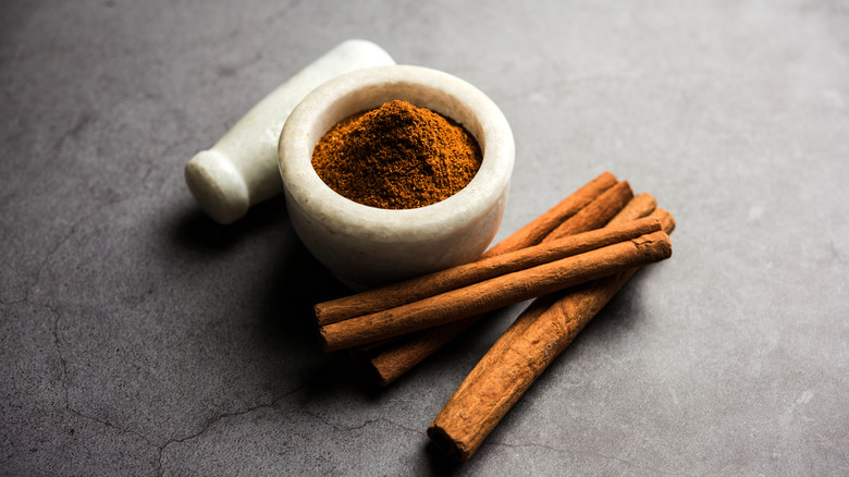 Cinnamon powder and sticks 