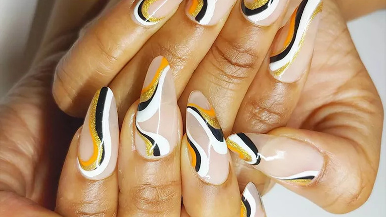 Woman swirl manicure