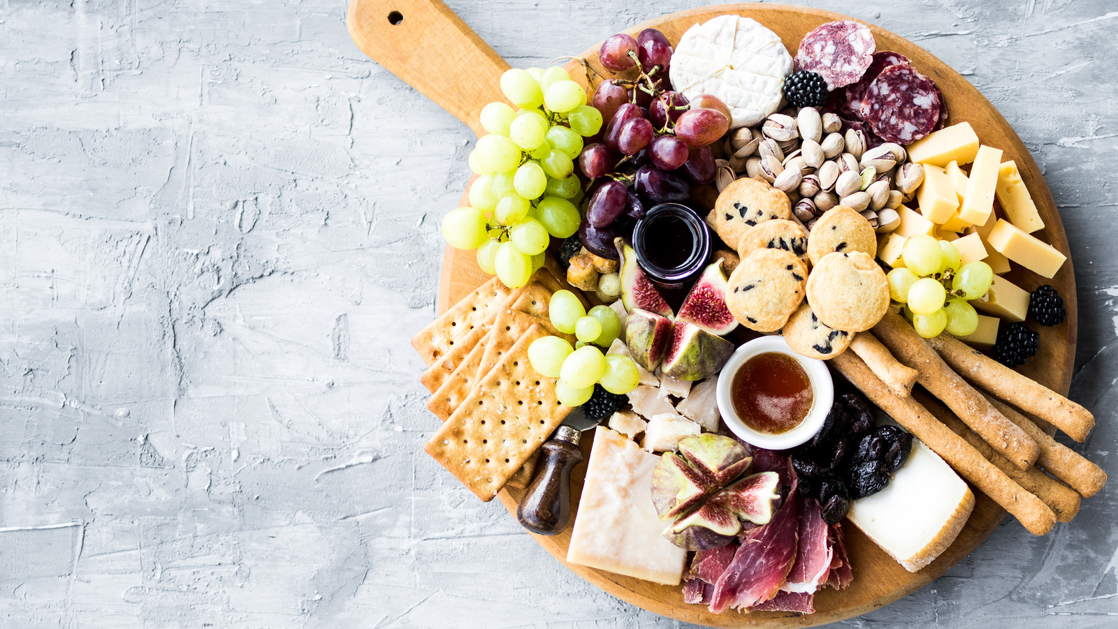 Vegan Cheese Board (perfect for entertaining!) - Flora & Vino