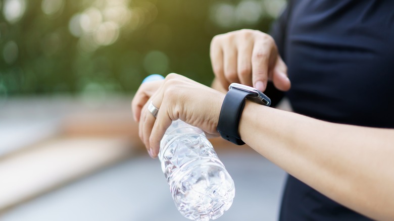 Man tracking water on his smartwatch