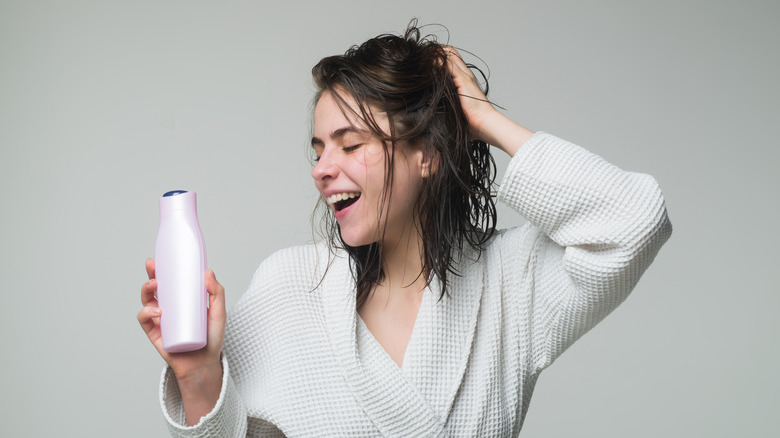 woman putting conditioner in her hair