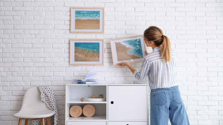 woman hanging ocean pictures 