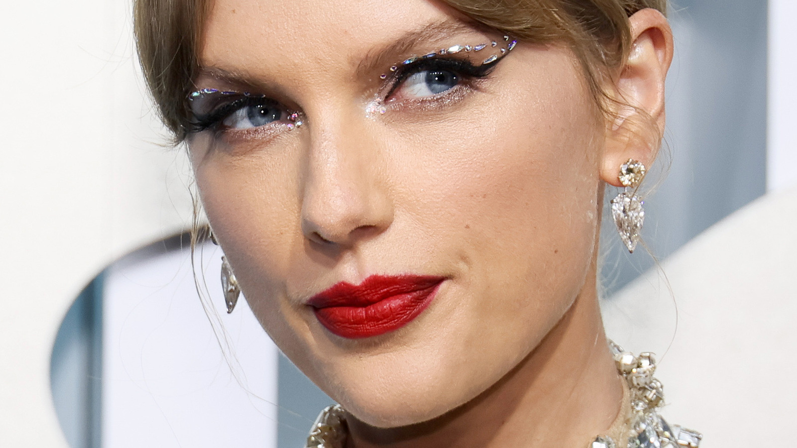 How To Recreate Taylor Swift's Bedazzled Makeup From The 2022 VMAs
