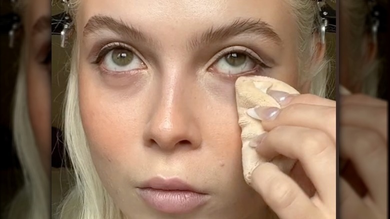 TikToker blends concealer under eye