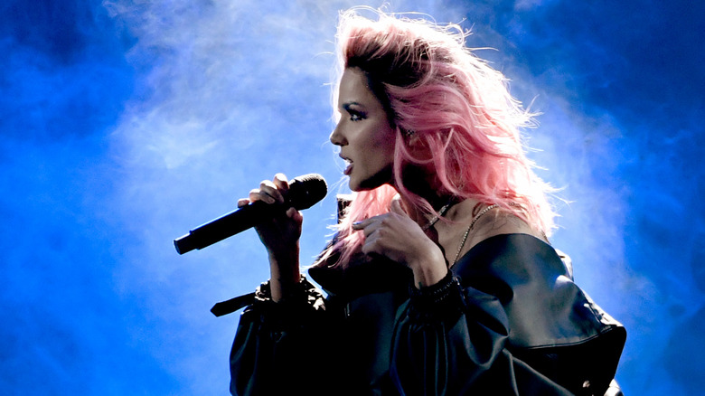 Halsey looking chic while performing onstage