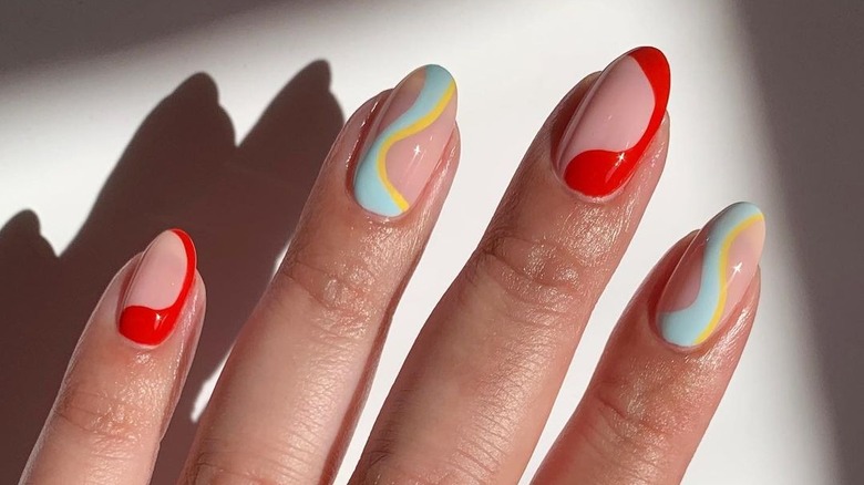'70s swirls inspired nails 