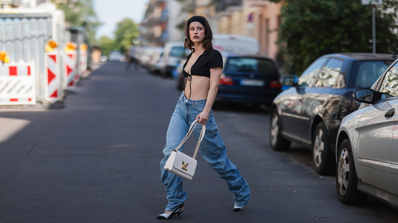 Baggy Jeans Trend: The Shoes to Wear With a Difficult Hemline – Footwear  News