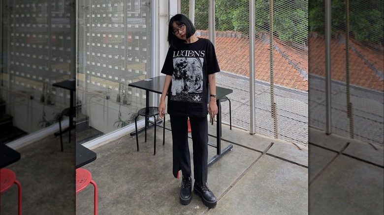 @heymumut in all-black graphic tee outfit