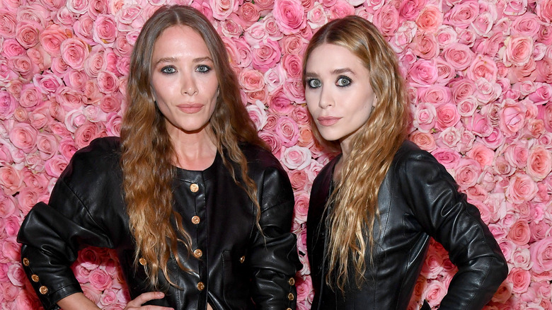 Mary Kate and Ashley Olsen pose for a picture