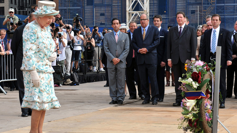 Queen Elizabeth looking at memorial wreath in NYC