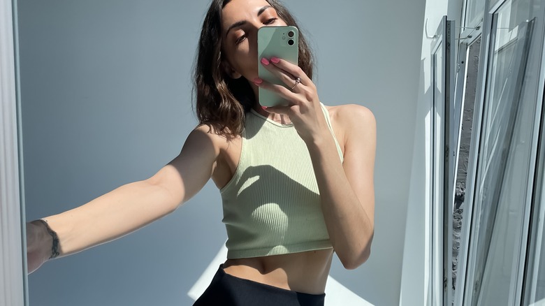Can Short Torso Wear Crop Tops? – solowomen