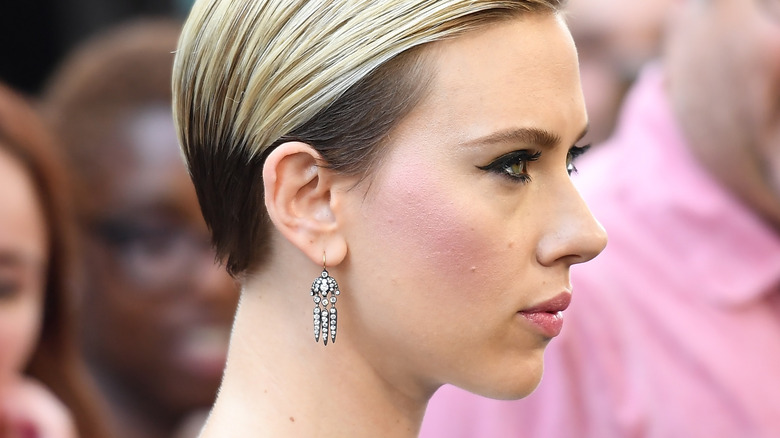 Scarlett Johansson showing off human body part Darwin's point