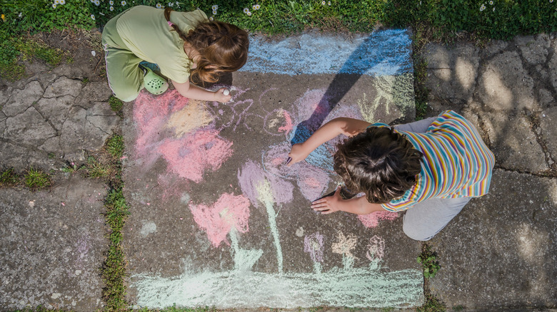 parenting hack sidewalk chalk