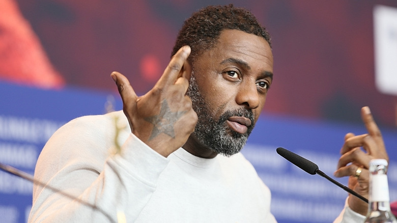 Idris Elba pointing fingers 2018