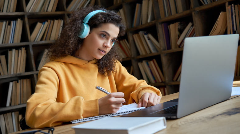 A woman in a library. 