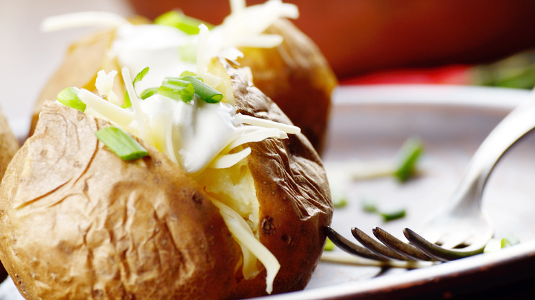 Baked potato with sour cream and chives