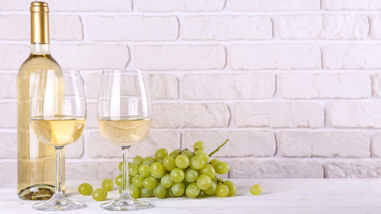 white wine and white wine grapes
