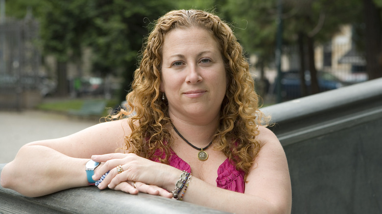 Jodi Picoult posing in a pink top in 2007