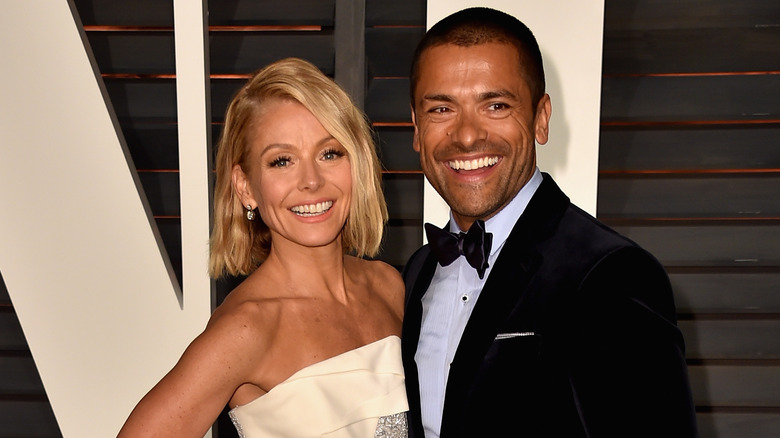 Kelly Ripa and Mark Consuelos smiling