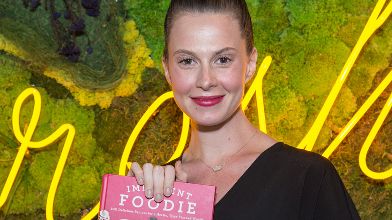 Elettra Wiedemann posing with cookbook