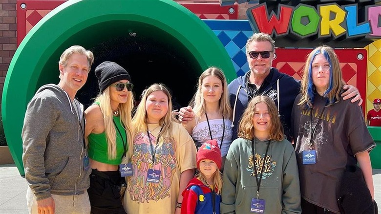 Randy and Tori Spelling pose with family