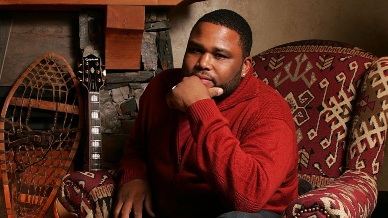 Anthony Anderson posing