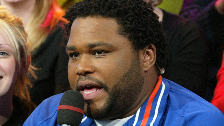 Anthony Anderson speaks at an event