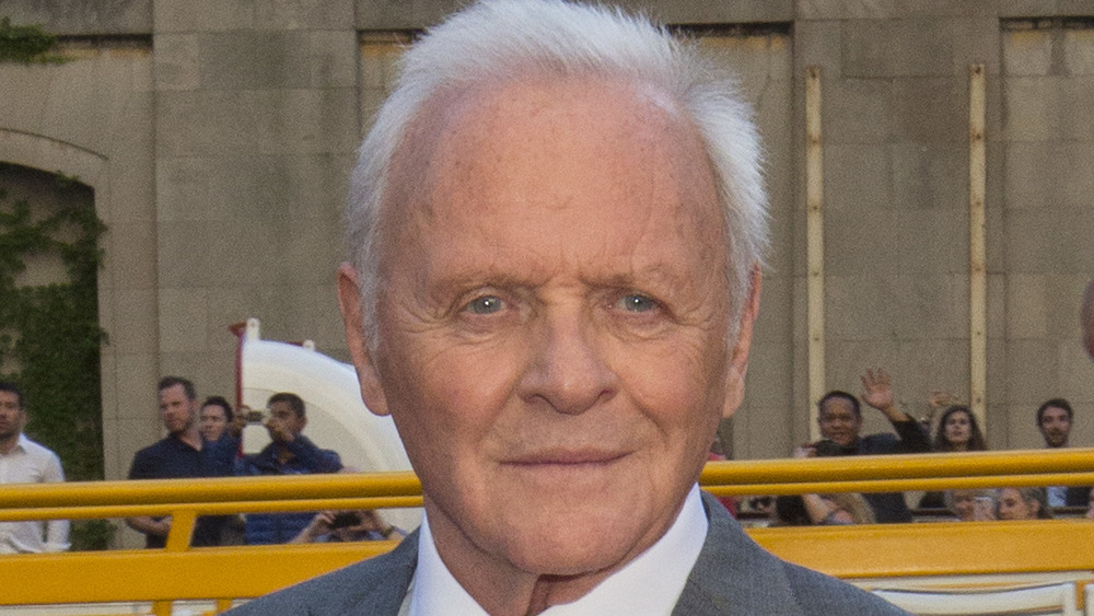 Anthony Hopkins posing at event