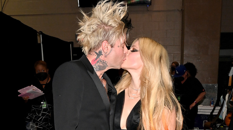 Mod Sun and Avril Lavigne kissing