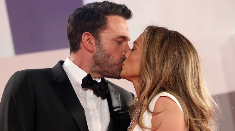Jennifer Lopez and Ben Affleck kissing 