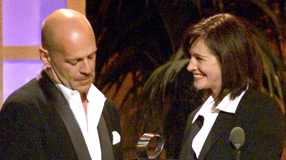 bruce willis accepting award from julia roberts 