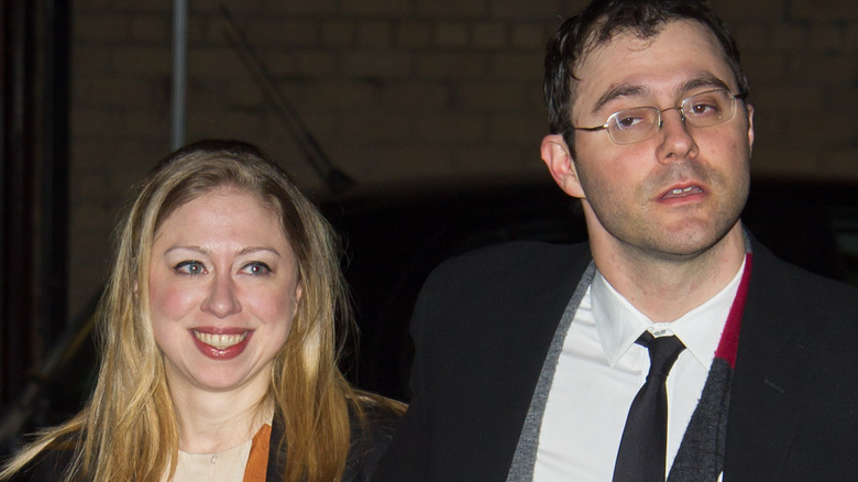 Chelsea Clinton and Marc Mezvinsky walking outside