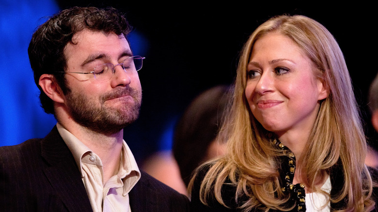 Chelsea Clinton and Marc Mezvinsky smiling