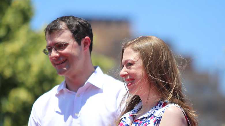 Marc Mezvinsky and Chelsea Clinton standing outside