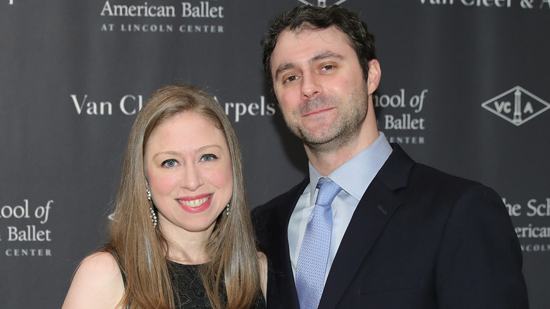 Chelsea Clinton and Marc Mezvinsky smiling