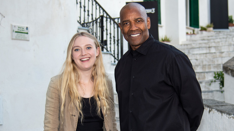 Dakota Fanning, Denzel Washington smiling