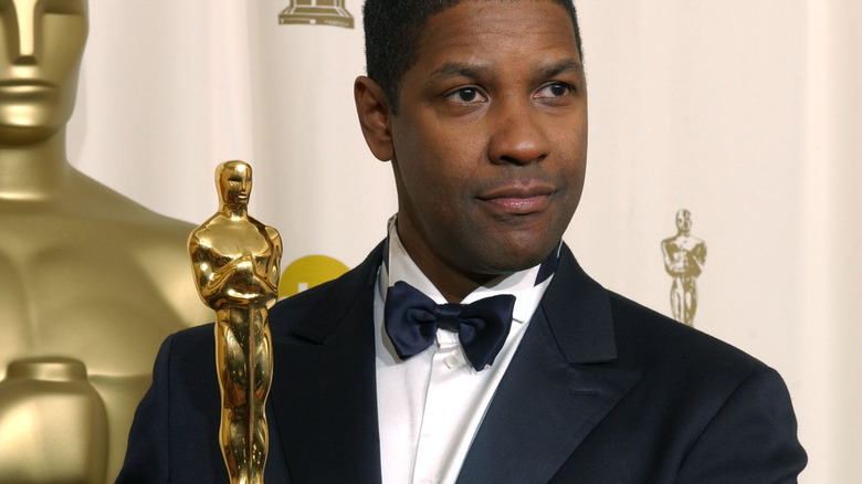 Denzel Washington with his Oscar in 2002