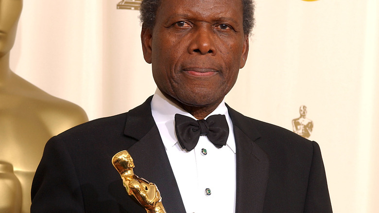 Sidney Poitier with his Oscar in 2002