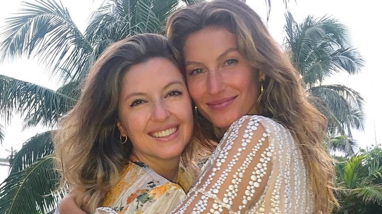 Gisele Bündchen poses with her twin sister Patricia Bündchen (2019)